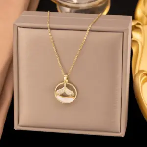 Wholesale Round Inlay Pendant Necklace For Women In Copper With 18K Real Gold Plated Water Plating And Artificial Rhinestones On Cable Chain