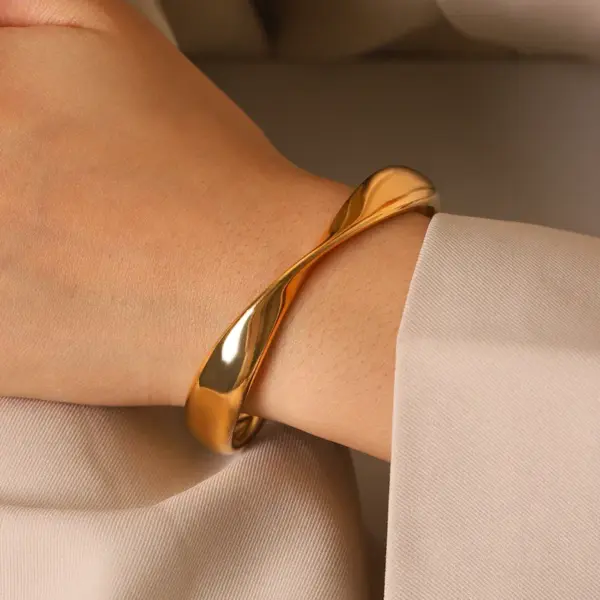 Wholesale Handmade Lines Bangle For Women In 304 Stainless Steel With 18K Real Gold Plated PVD Coated 0.03µm Thickness