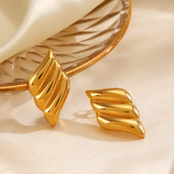 Wholesale Ion Plating (IP) 18K Gold Plated Heart Shape Wings 304 Stainless Steel IG Style Waterproof Non Tarnish Ear Studs