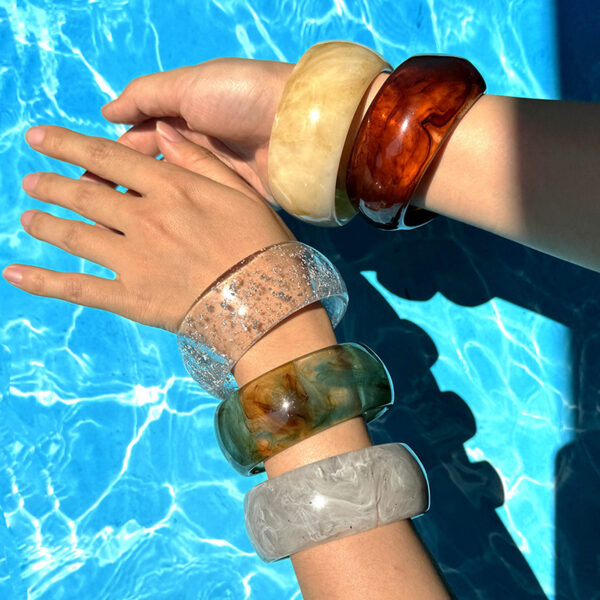 Wholesale Fashion Smudged Transparent Glitter Exaggerated Stylish Bracelet Round Resin Bracelet Style Stacked Bracelet