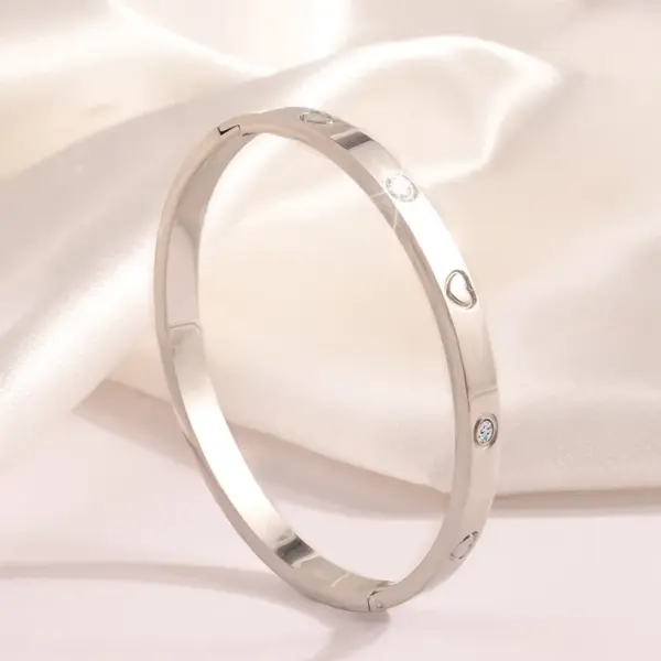 Wholesale PVD Coated Real Gold Plated 18K Gold Cross Heart Shape Flower 304 Stainless Steel Elegant Waterproof Non Tarnish 304 Stainless Steel Bangle