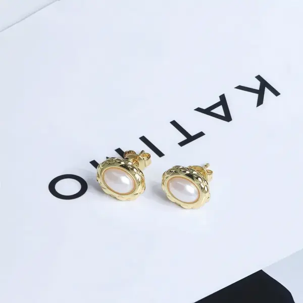Wholesale European And American Cross-Border Niche High-End Oval Pearl Earrings For Women, Elegant Fashionable Simple Versatile Vacuum Electroplated 18K Gold Copper Earrings