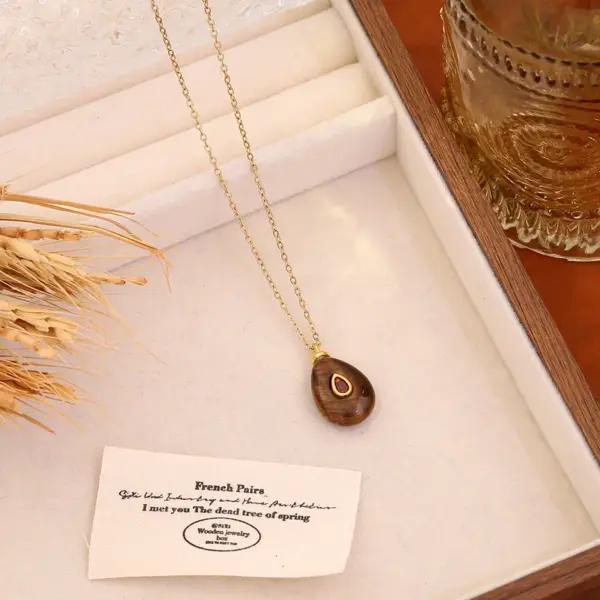 Wholesale Bohemian Water Droplets Pendant Necklace For Women With Gold Stone Texture And Rhinestone Inlay On Cable Chain