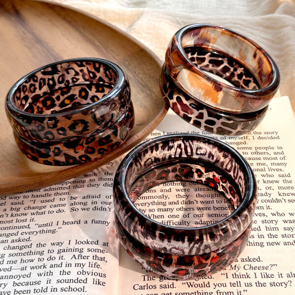 Wholesale Resin Geometric Autumn and Winter Leopard Print Transparent Round Geometric Bracelet Ig Stacked Wristband