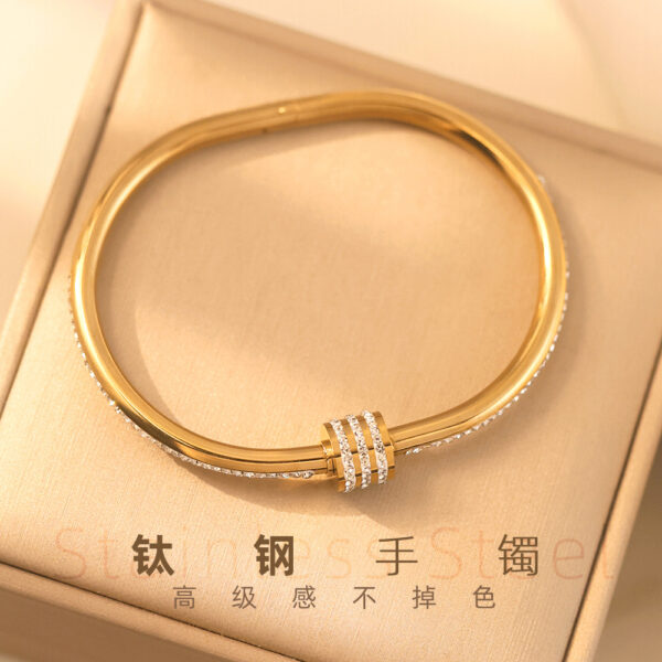 oly-4180494f7649a6a8a84124af80e0a352 Wholesale Stainless steel non-fading jewelry, electroplated gold, slim waist titanium steel bracelet