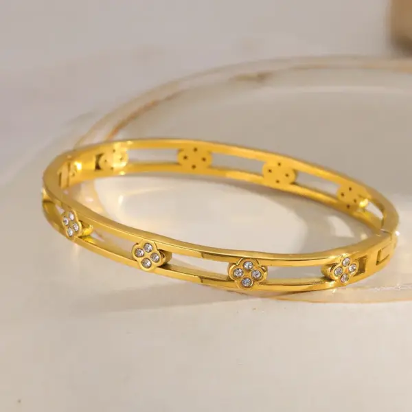 Wholesale Vacuum Electroplating (In Furnace) Plated 18K Real Gold 304 Stainless Steel Zircon V-shaped Cross Flower Electroplating Inlaid Bracelet For Women