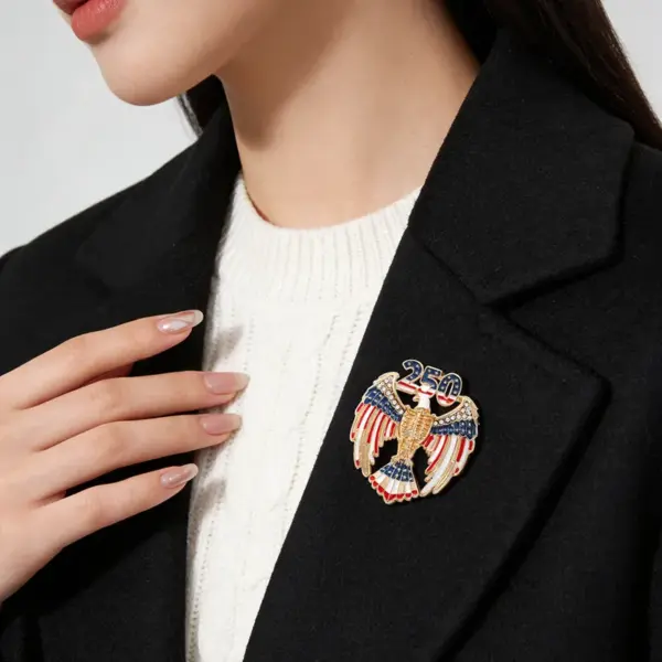 Wholesale Eagle Pin In Zinc Alloy With Diamond Craft, Flag Brooches For Independence Day