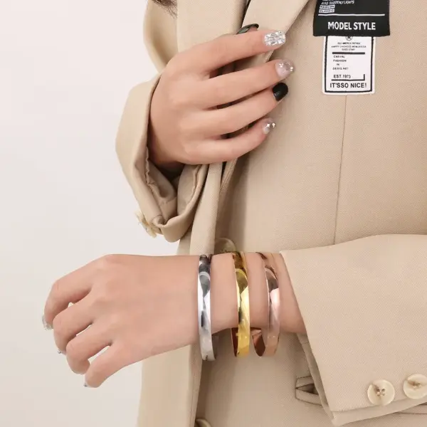 Wholesale PVD Coated 18K Gold Plated Round Stainless Steel Simple Style Waterproof Non Tarnish 304 Stainless Steel Bangle