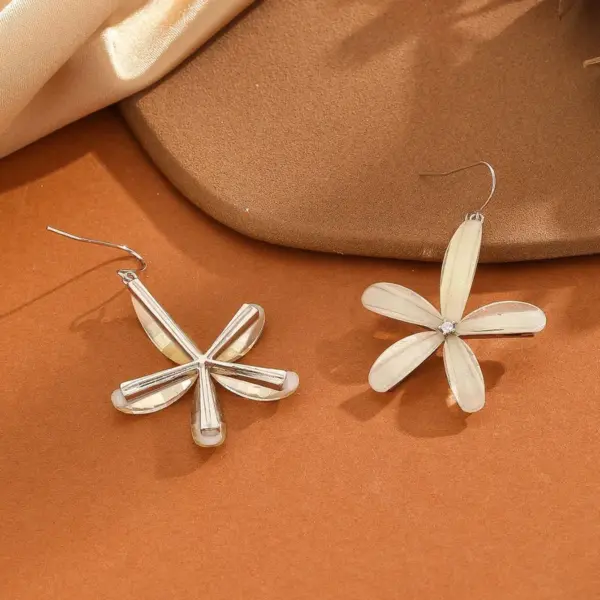 Wholesale Exaggerated Petal Hook Earrings Floral Versatile Personality Women's Cute Geometric Pattern Copper Material High-End Trendy