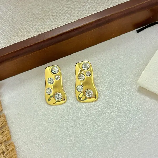 Wholesale Lugong New Alloy Diamond Embedded Women's Fashion Ear Cuff Wrinkled Leather Stylish Commute Personality Ear Jewelry
