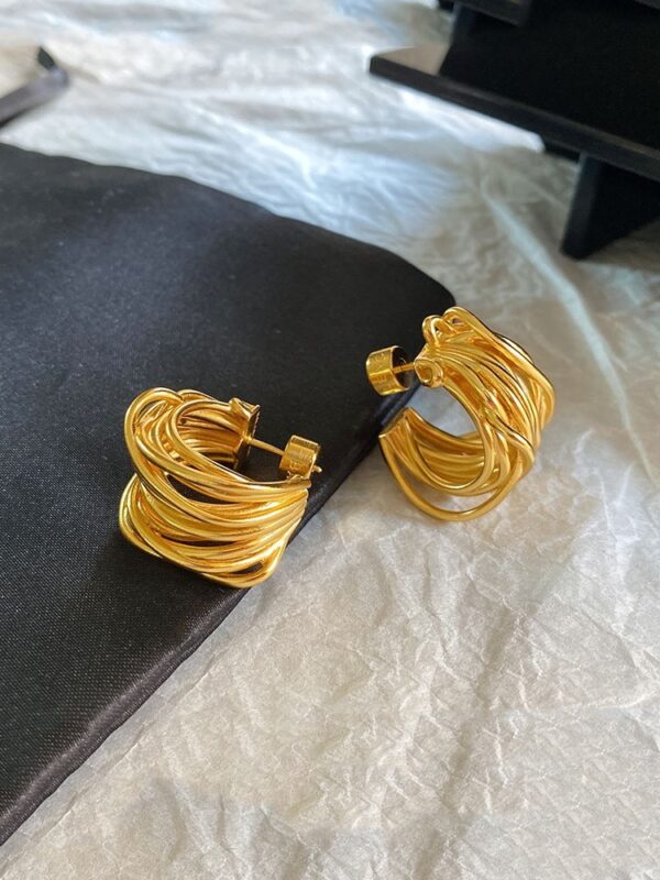 Wholesale autumn and winter gold-plated hollow winding C-shaped circle earrings retro high-end earrings