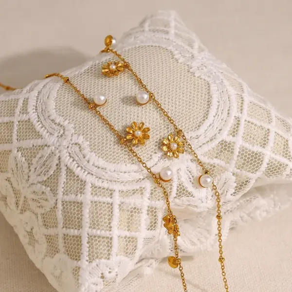 Wholesale PVD Coated 18K Gold Real Gold Plated Daisy 304 Stainless Steel French Style Commute IG Style Waterproof Non Tarnish 304 Stainless Steel Pendant Necklace