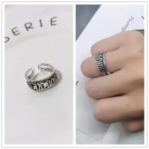 J060 English Letters / Adjustable Opening
