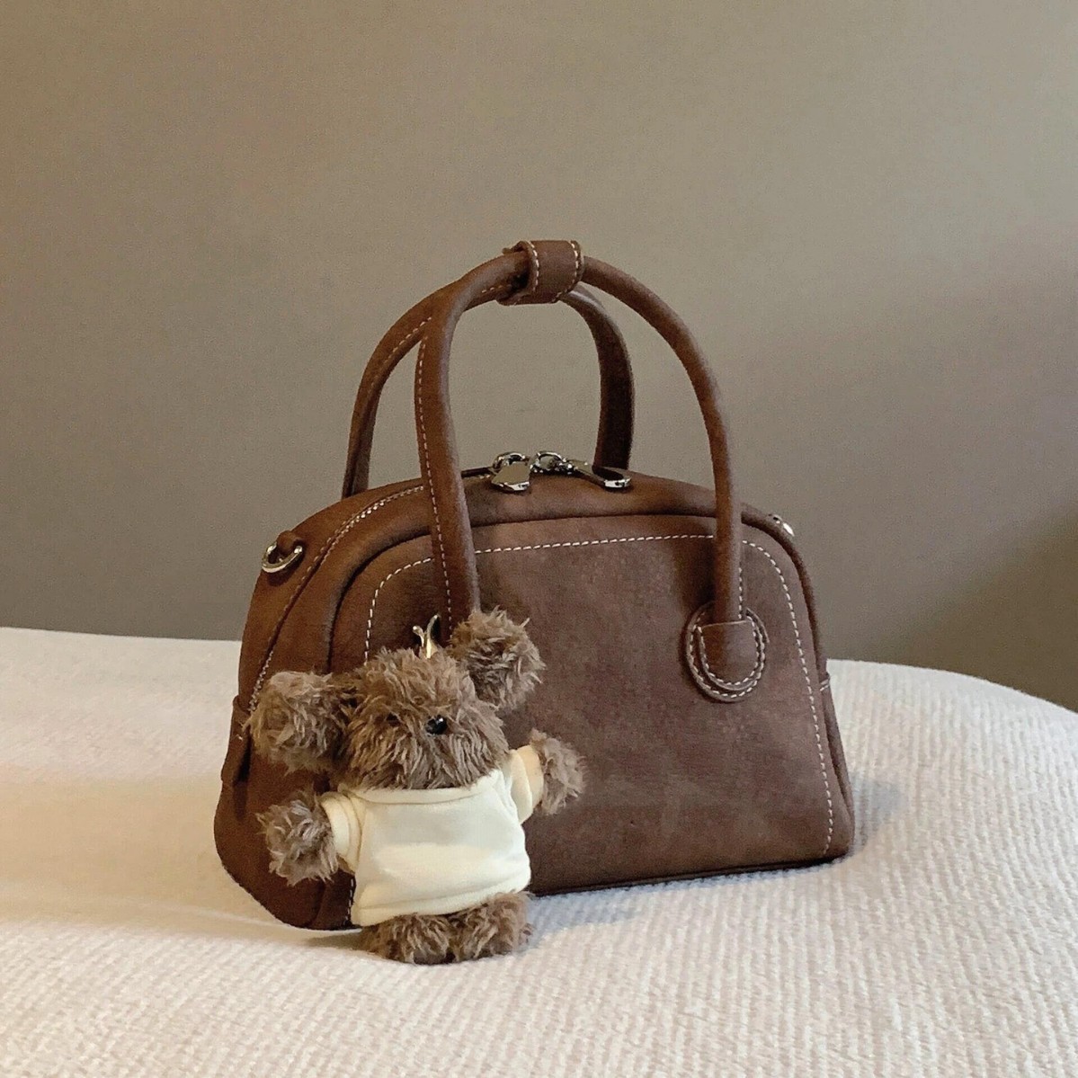 Wholesale Korean niche brown bowling ball handbag for women, new autumn/winter 2025 style, high-end retro crossbody bag.