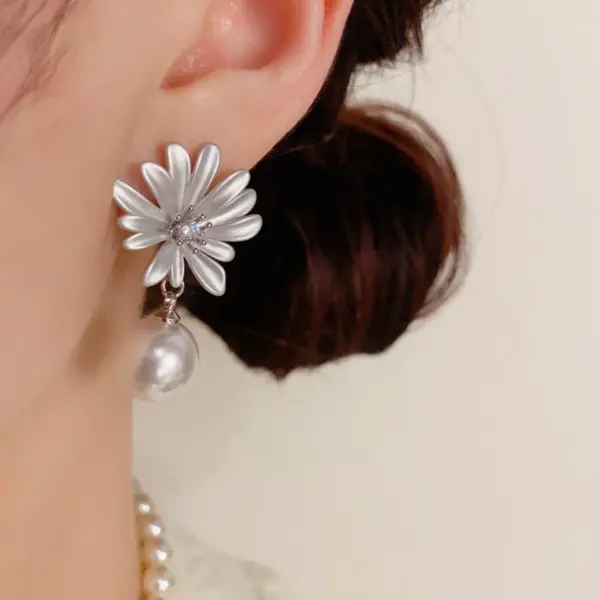 Wholesale French Luxurious Fashion Light Fresh Style Daisy Pearl Drop Earrings Women Elegant Gentle Versatile Design Bohemian Floral Print