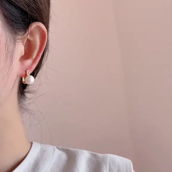 Wholesale Fashionable Pearl Stud Earrings Women's Luxury Sense Zircon Inlaid Geometric Pattern Earring Post Material Copper Round Craft