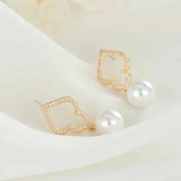 Wholesale Ginkgo Leaf Stud Earrings For Women With 925 Sterling Silver Posts And Copper Base Inlaid With Zircon In Simple Style