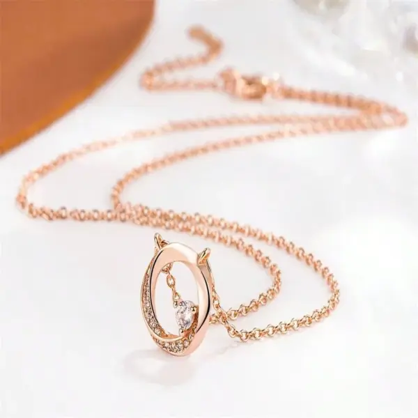 Wholesale Round Pendant Necklace For Women With Rhinestones In Copper Electroplated Finish, Featuring A Cable Chain