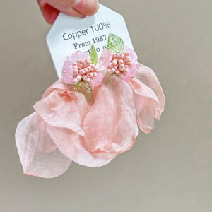 Green leaf pink mesh petals