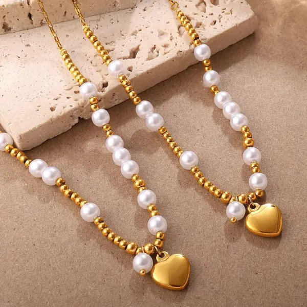 Wholesale French Retro Light Luxury Style Necklace Romantic Casual Baroque Niche Design Sweet And Salty Vacuum Electroplated 18K Real Gold Heart-shaped Imitation Pearl Necklace For Women