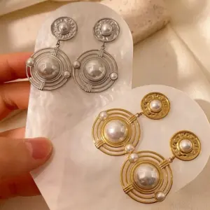 Wholesale Drapey Micro Inlaid Pearl Zirconia Three-Dimensional Titanium Steel Vacuum Electroplated (Fired) Earrings