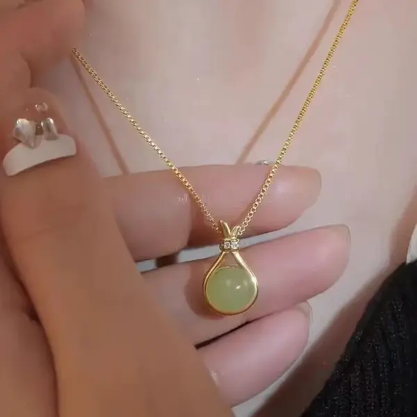 Wholesale Round Inlay Pendant Necklace For Women In Copper With 18K Real Gold Plated Water Plating And Artificial Rhinestones On Box Chain