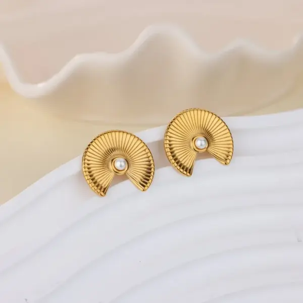 Wholesale Round Waterproof Non Tarnish Stud Earrings For Women In Copper With 18K Real Gold Plated PVD Coating And Artificial Pearl Inlay