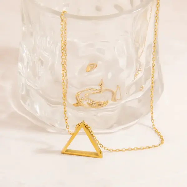 Wholesale PVD Coated Real Gold Plated 18K Gold Triangle 304 Stainless Steel Casual Waterproof Non Tarnish 304 Stainless Steel Lobster Trigger Clasp Closure Pendant Necklace
