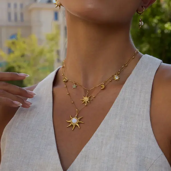 Wholesale Classic Style Women's Necklace Sun Pendant Beaded Chain Jewelry 18K Gold Stainless Steel Quartz Stone Travel Essential
