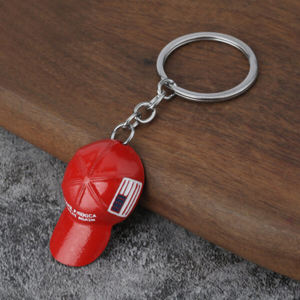Wholesale Red Hat Men's Hip Hop Keychain Fashion Players Play Cool Metal Keychain Accessories Gifts