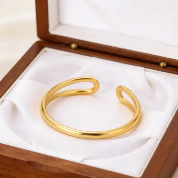 Wholesale Geometric Bangle For Women In Simple Style With Electroplated Gold Plating Process