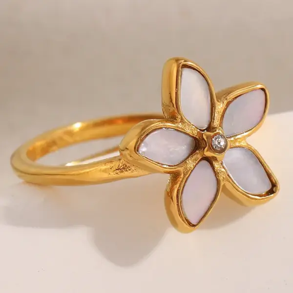 Wholesale Elegant Open Cast Stainless Steel 18K White Shell Flower Ring For Women Luxury Minimalist Geometric Pattern All Seasons