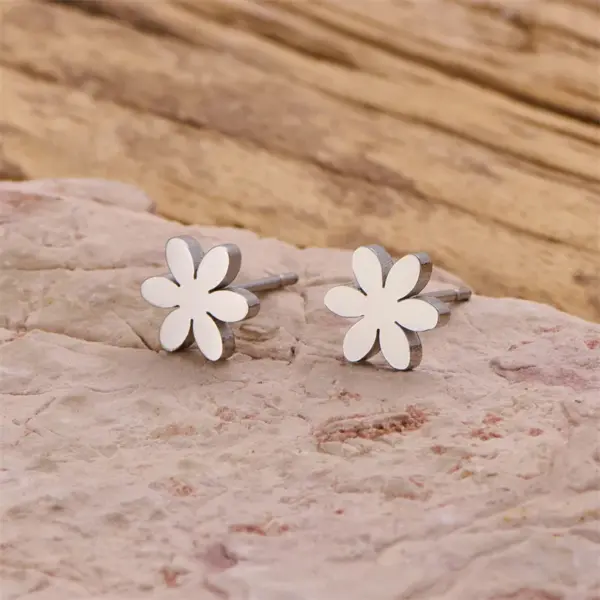 Wholesale Girls' Daily Mini Earrings Fashion 304 Stainless Steel 18K Gold Plated Vacuum Electroplating Cut Flower Leaf Simple Style Earrings