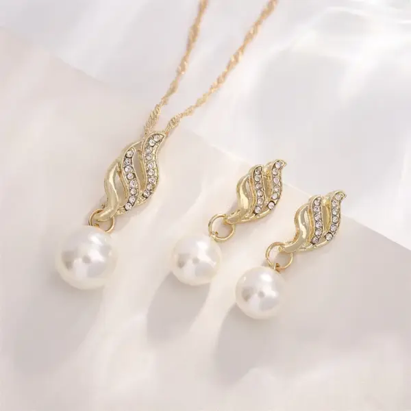 Wholesale Geometric Jewelry Set With KC Golden Plated Finish And Zircon Inlay, Waterproof Non Tarnish Craft, Featuring Cable Chain For Unisex
