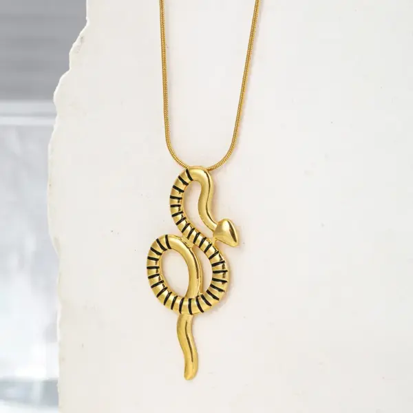 Wholesale Vacuum Plating Real Gold Plated Snake 304 Stainless Steel Elegant Simple Style Waterproof Non Tarnish Pendant Necklace