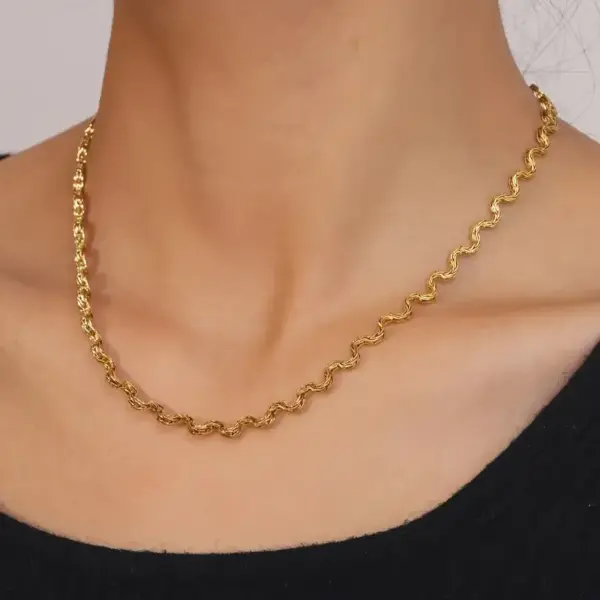 Wholesale Fashion Curved Design Minimalist Style Basic Chain Suitable For Women To Wear With Other Accessories Or As A Gift Vacuum Electroplated (Furnace) Necklace