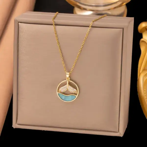 Wholesale Round Inlay Pendant Necklace For Women In Copper With 18K Real Gold Plated Water Plating And Artificial Rhinestones On Cable Chain