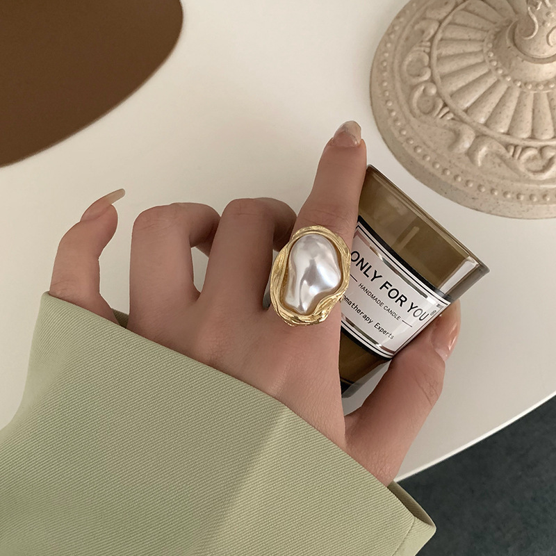 Wholesale French retro shaped pearl ring female exaggerated index finger ring personality fashion design new fashion Open tail ring