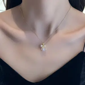 Wholesale Women’s Pearl Inlay Pendant Necklace With 18K Gold Plated Copper, Artificial Rhinestones, Cable Chain