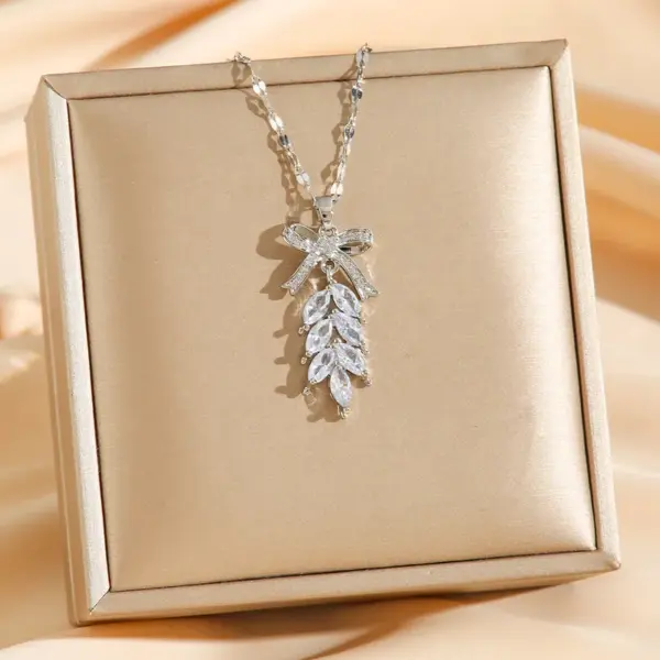 Wholesale Fashionable Titanium Steel Necklace With Embedded Diamonds Feathers Bohemian Style Simple Design For Women Jewelry Accessory