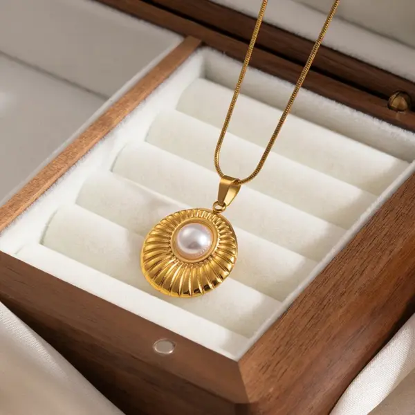 Wholesale Geometric Electroplated Necklace For Women In 201 Stainless Steel With Golden Plated Finish And Pearl Inlay On Snake Chain