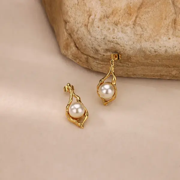 Wholesale Round Waterproof Non Tarnish Stud Earrings For Women In Copper With 18K Real Gold Plated PVD Coating And Artificial Pearl Inlay