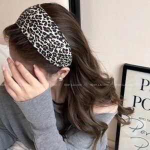 Gray leopard print
