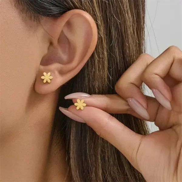 Wholesale Girls' Daily Mini Earrings Fashion 304 Stainless Steel 18K Gold Plated Vacuum Electroplating Cut Flower Leaf Simple Style Earrings