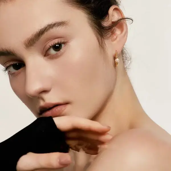 Wholesale Elegant Simple Pearl Women's Earrings Fashionable High-End Design Sensation Versatile Clip-On Jewelry Accessories