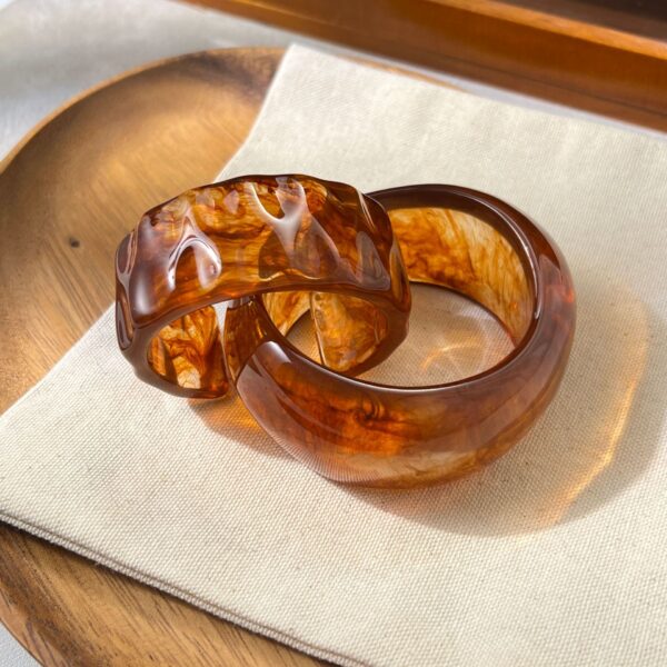 Wholesale resin acrylic niche wide bracelet women's Japanese and Korean retro minimalist fashion cold style amber bracelet
