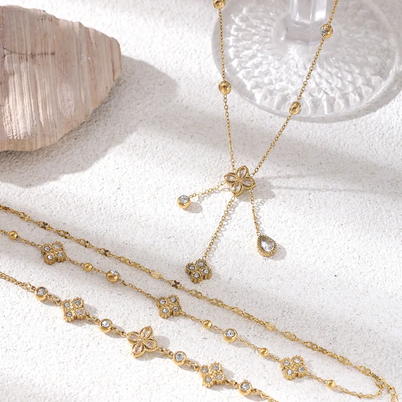Wholesale Asymmetrical Flowers Jewelry Set For Women With 18K Real Gold Plated 304 Stainless Steel And PVD Coated Cable Chain