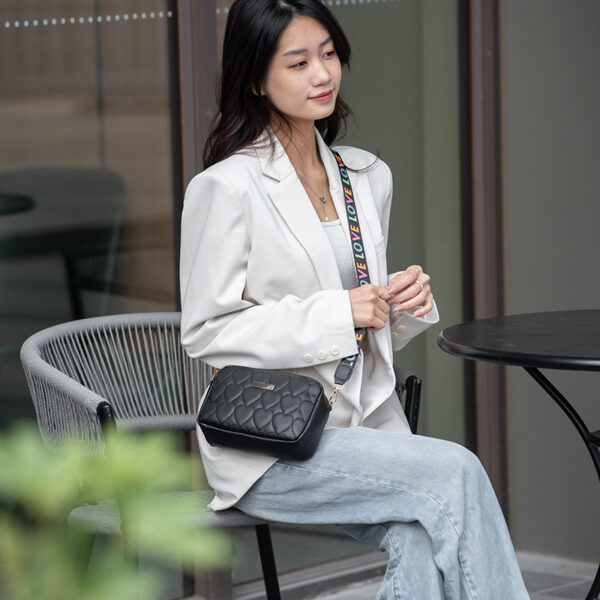 oly-611727694fdc8df69c2750f42c5c93fa Wholesale Heart-shaped small square shoulder bag, embroidered camera bag