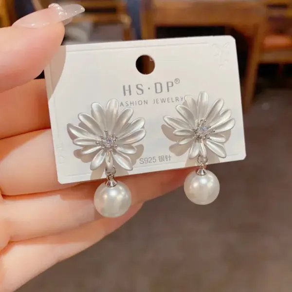 Wholesale French Luxurious Fashion Light Fresh Style Daisy Pearl Drop Earrings Women Elegant Gentle Versatile Design Bohemian Floral Print