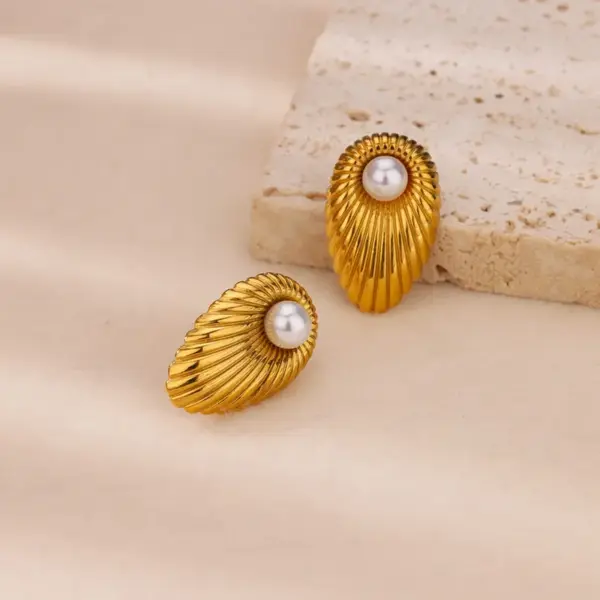Wholesale Round Waterproof Non Tarnish Stud Earrings For Women In Copper With 18K Real Gold Plated PVD Coating And Artificial Pearl Inlay